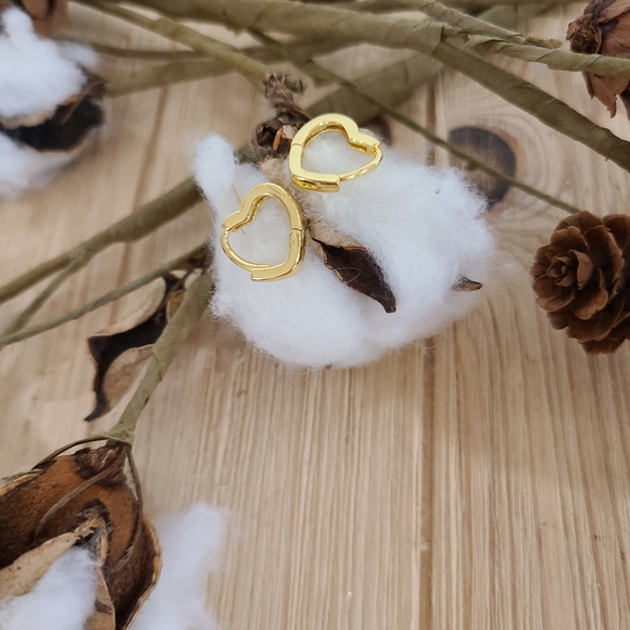 💛💛NEW💛💛SO CUTE!! Heart Huggie Hoop Earrings in GOLD Plating 💛💛 - Picture 12 of 16